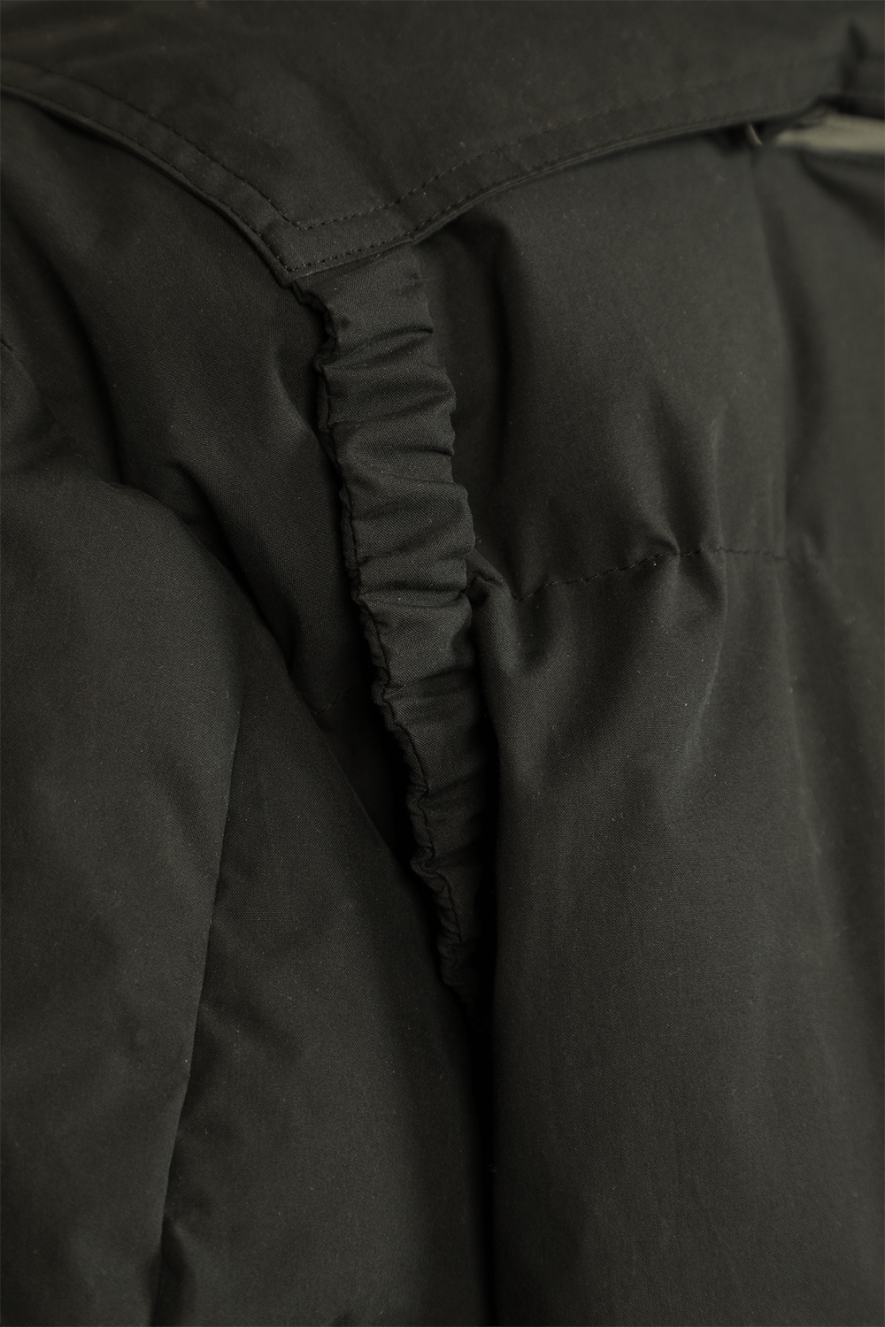 תמונת פנים של מעיל פאפר ארוך בגוון שחור BOTTEGA VENETA