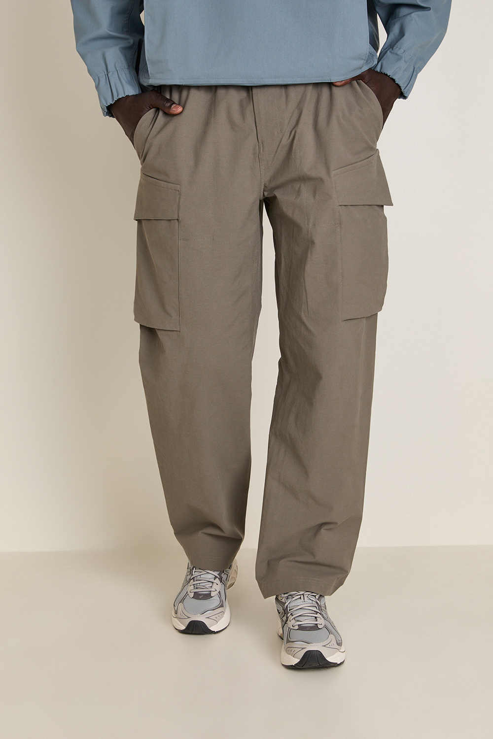 תמונת דוגמן קידמית של VersaTwill™ Relaxed-Fit Cargo Pant