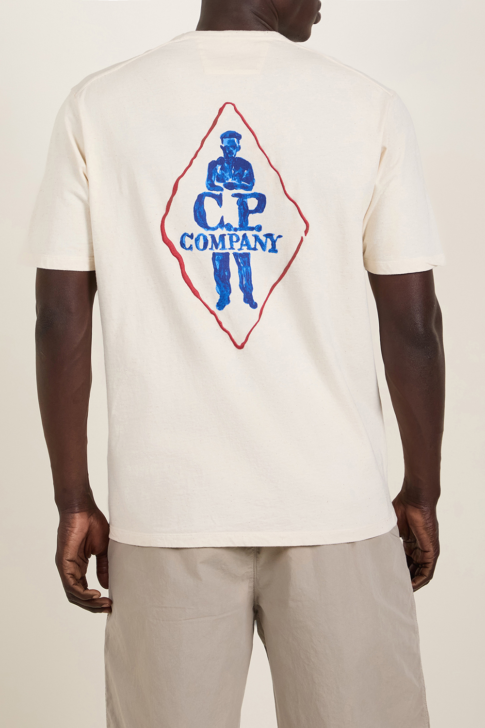 תמונת תקריב דוגמן של חולצת טי C.P. COMPANY