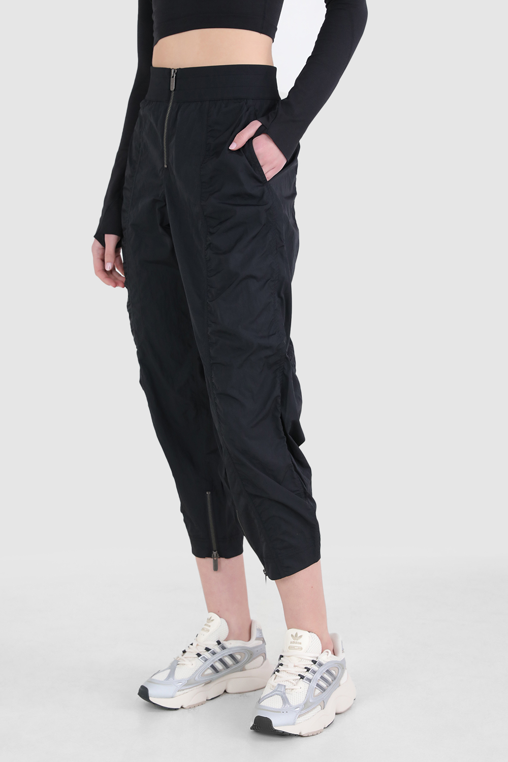 תמונת דוגמן קידמית של Front-Zip Mid-Rise Ruched Crop LULULEMON