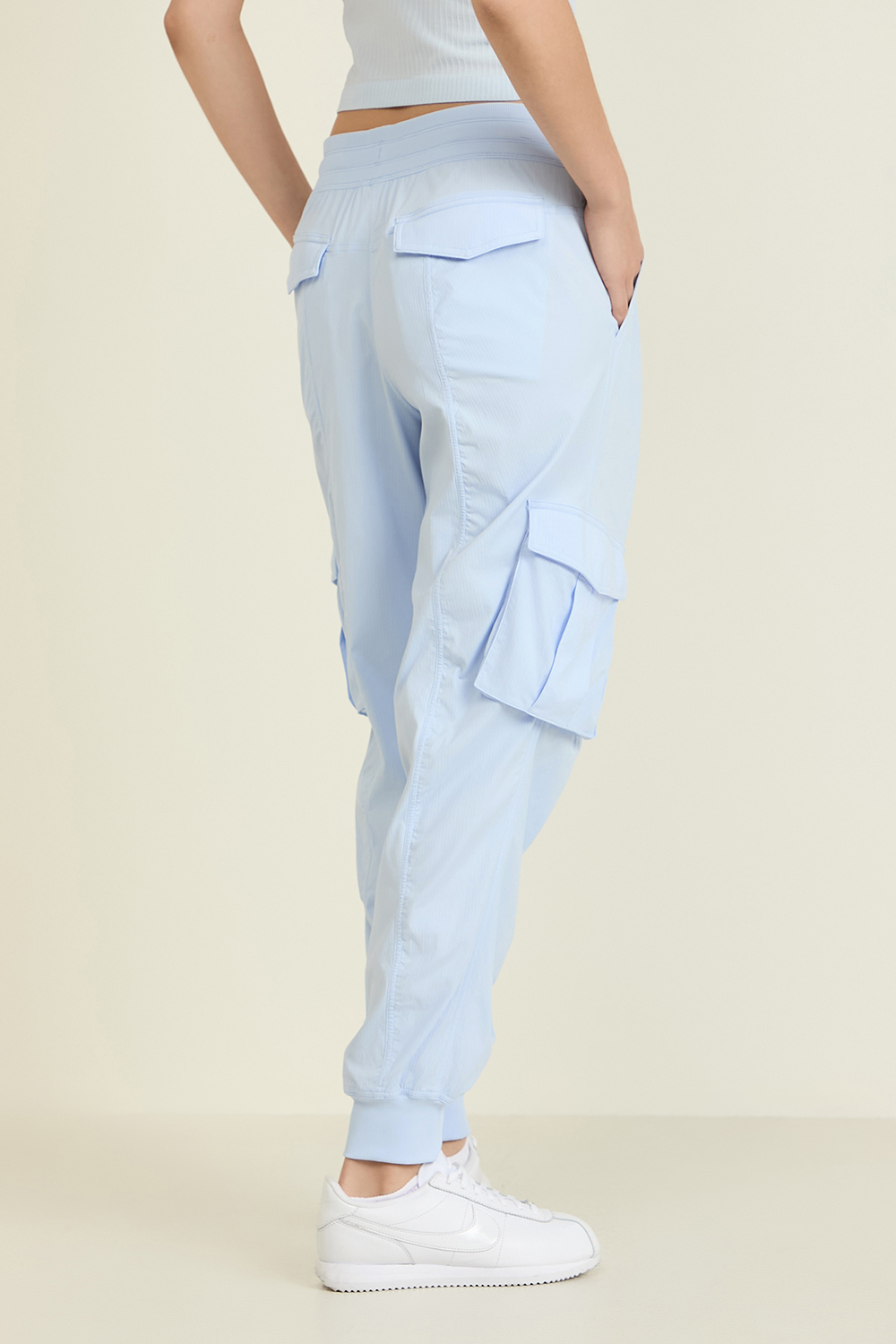 תמונת דוגמן אחורית של Dance Studio Relaxed-Fit Mid-Rise Cargo Jogger