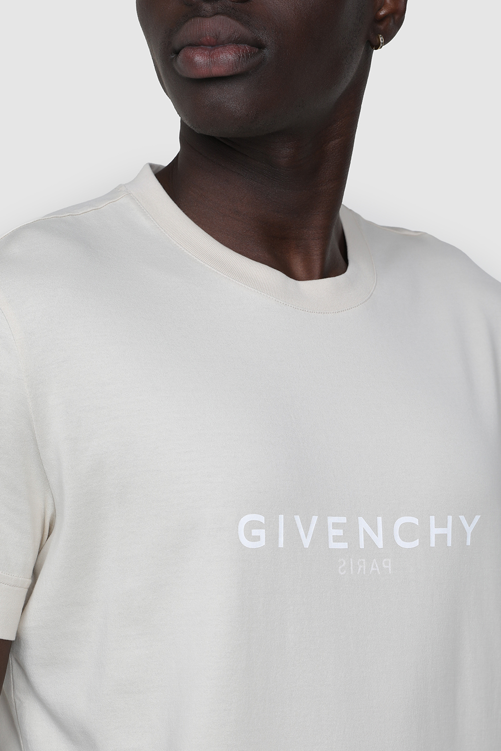 תמונת תקריב דוגמן של חולצת טי סלים GIVENCHY