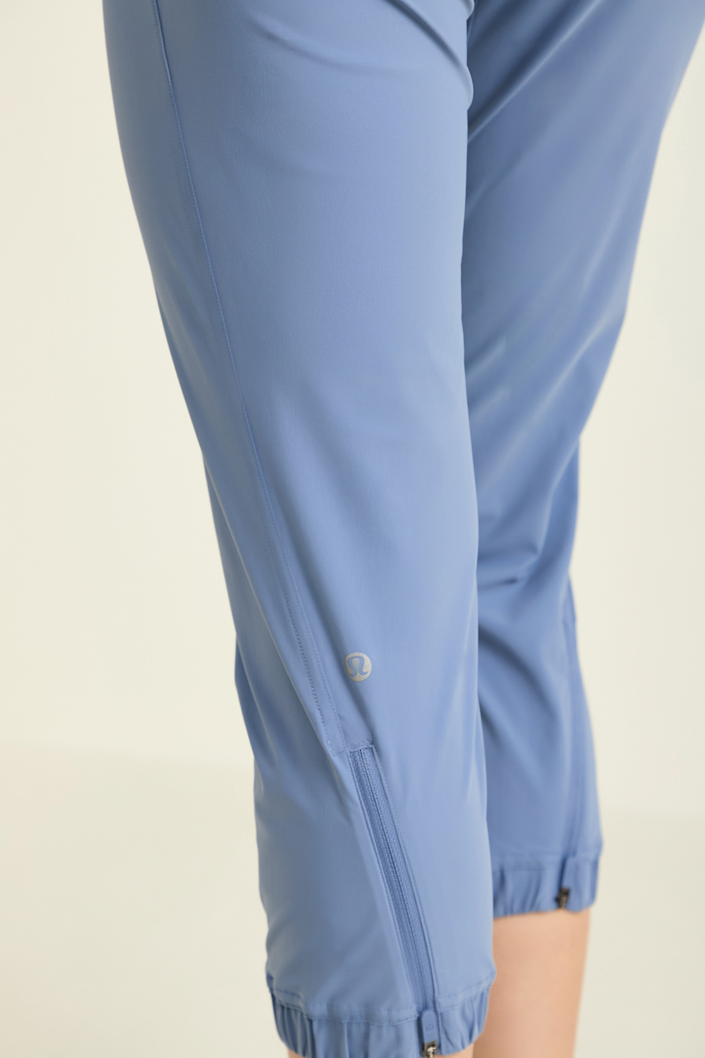 תמונת תקריב דוגמן של Adapted State High-Rise Cropped Jogger LULULEMON