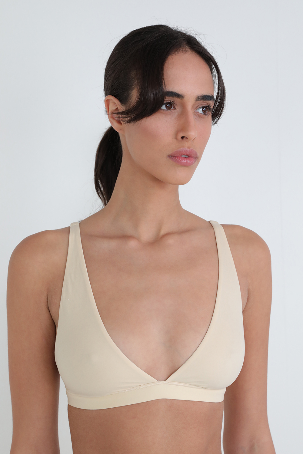 תמונת דוגמן קידמית של Wundermost Ultra-Soft Nulu Triangle Bralette