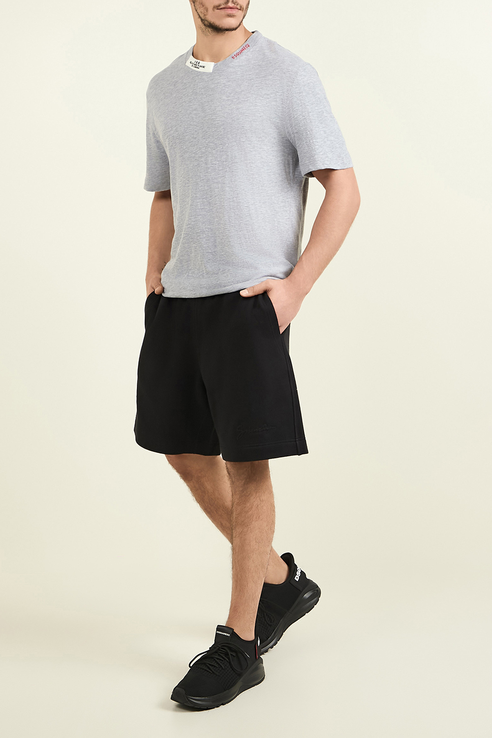 תמונת דוגמן קידמית של נעלי סניקרס DSQUARED2