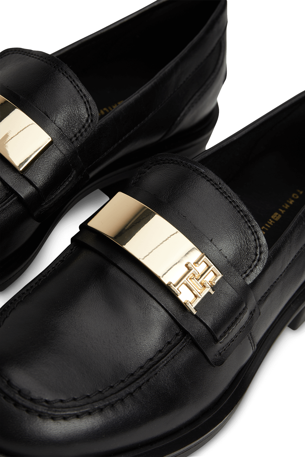 תמונת תקריב של נעלי מוקסינים TOMMY HILFIGER
