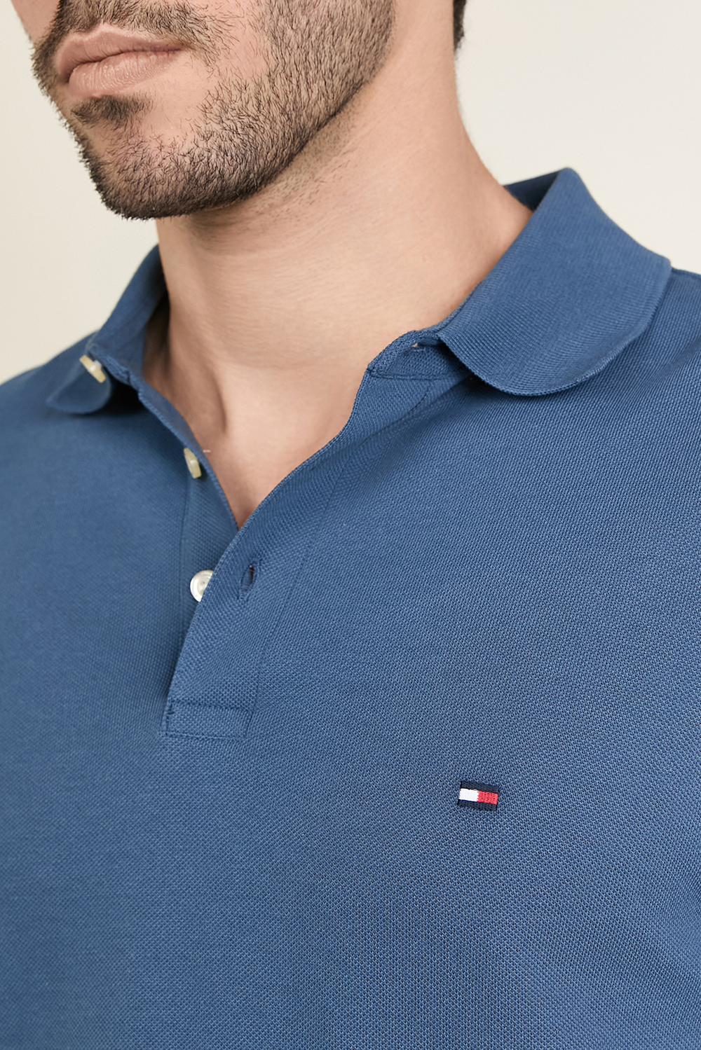 תמונת תקריב דוגמן של חולצת פולו קצרה TOMMY HILFIGER