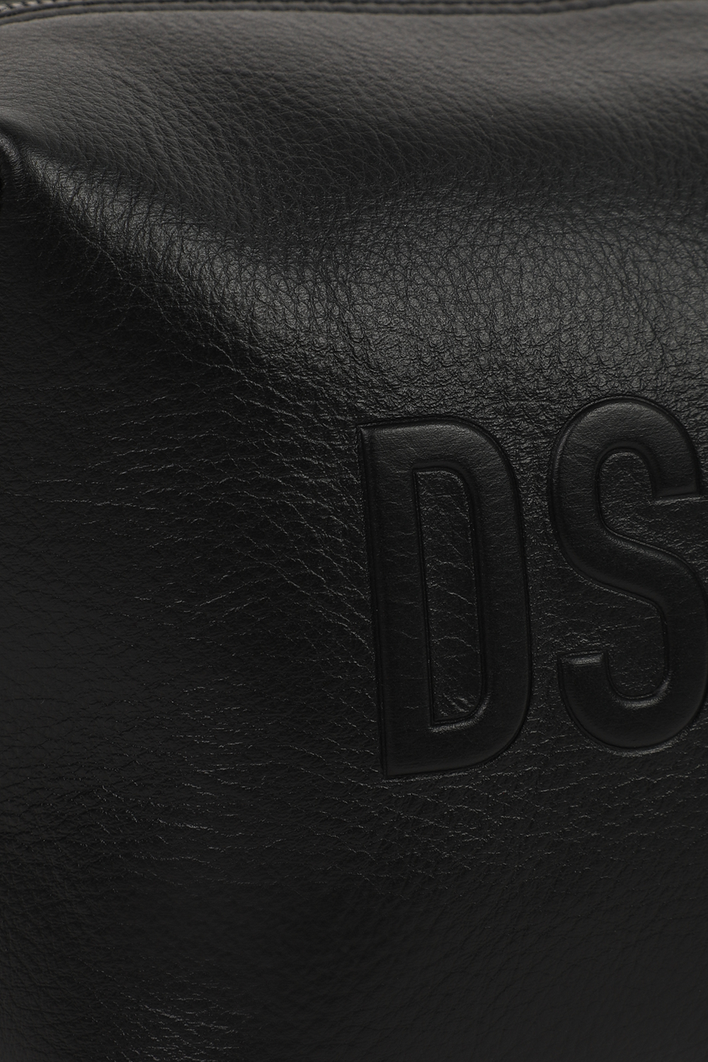 תמונת תקריב של תיק נסיעות שחור בגודל מיני DSQUARED2