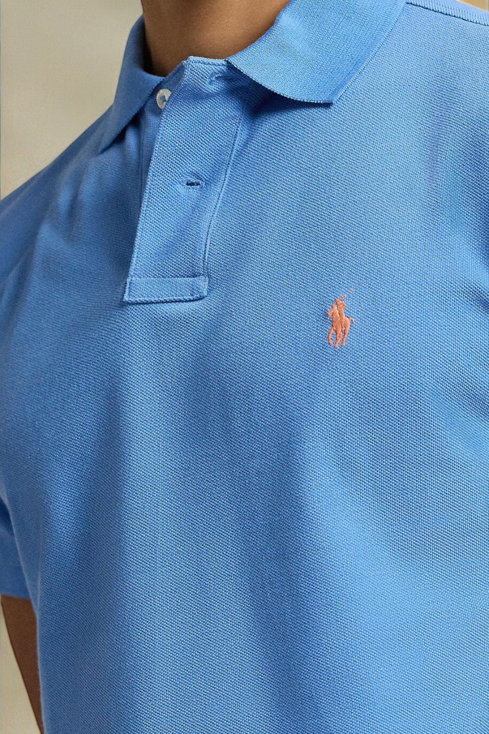 תמונת תקריב דוגמן של חולצת פולו POLO RALPH LAUREN