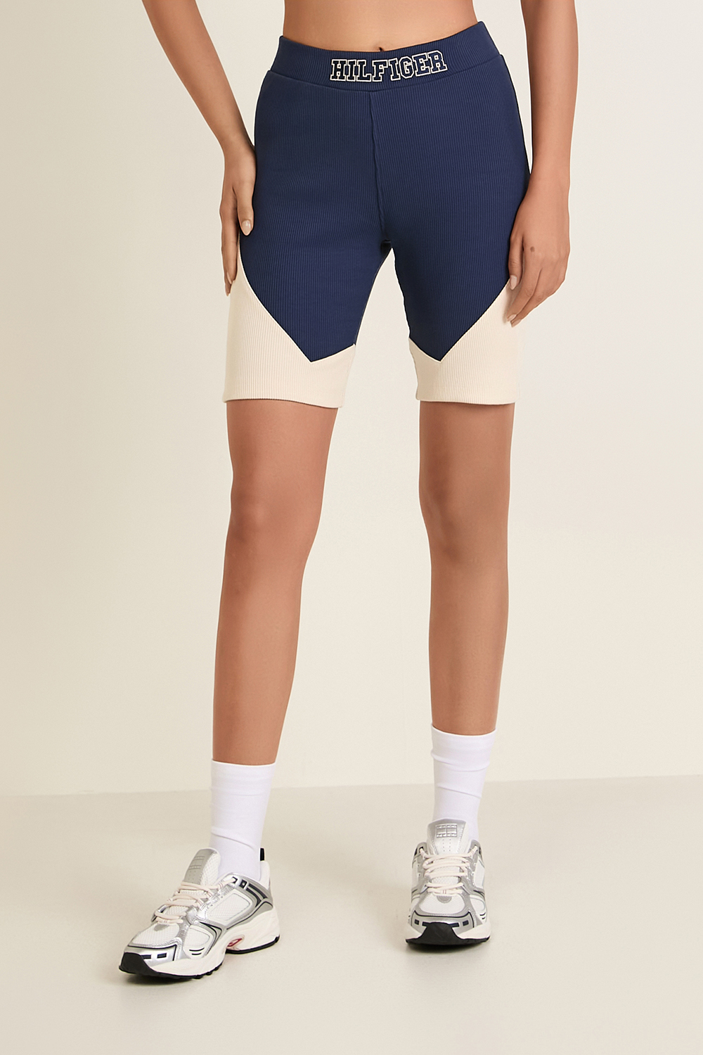תמונת דוגמן קידמית של מכנסי טייץ בייקר ריב TOMMY HILFIGER