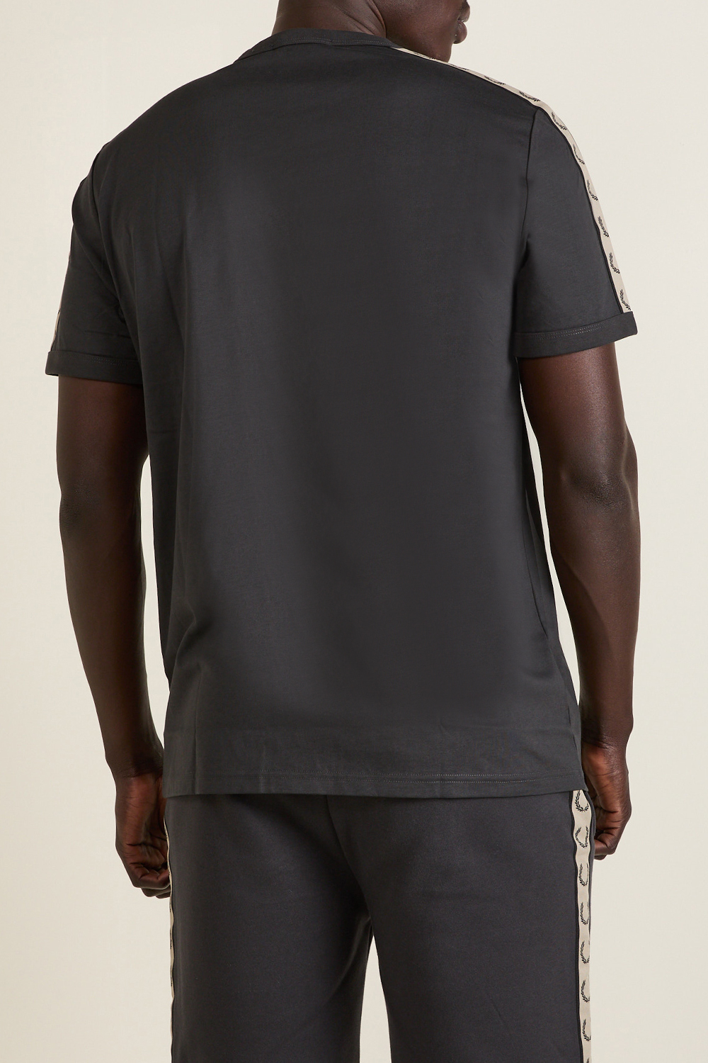 תמונת דוגמן אחורית של חולצת טי FRED PERRY