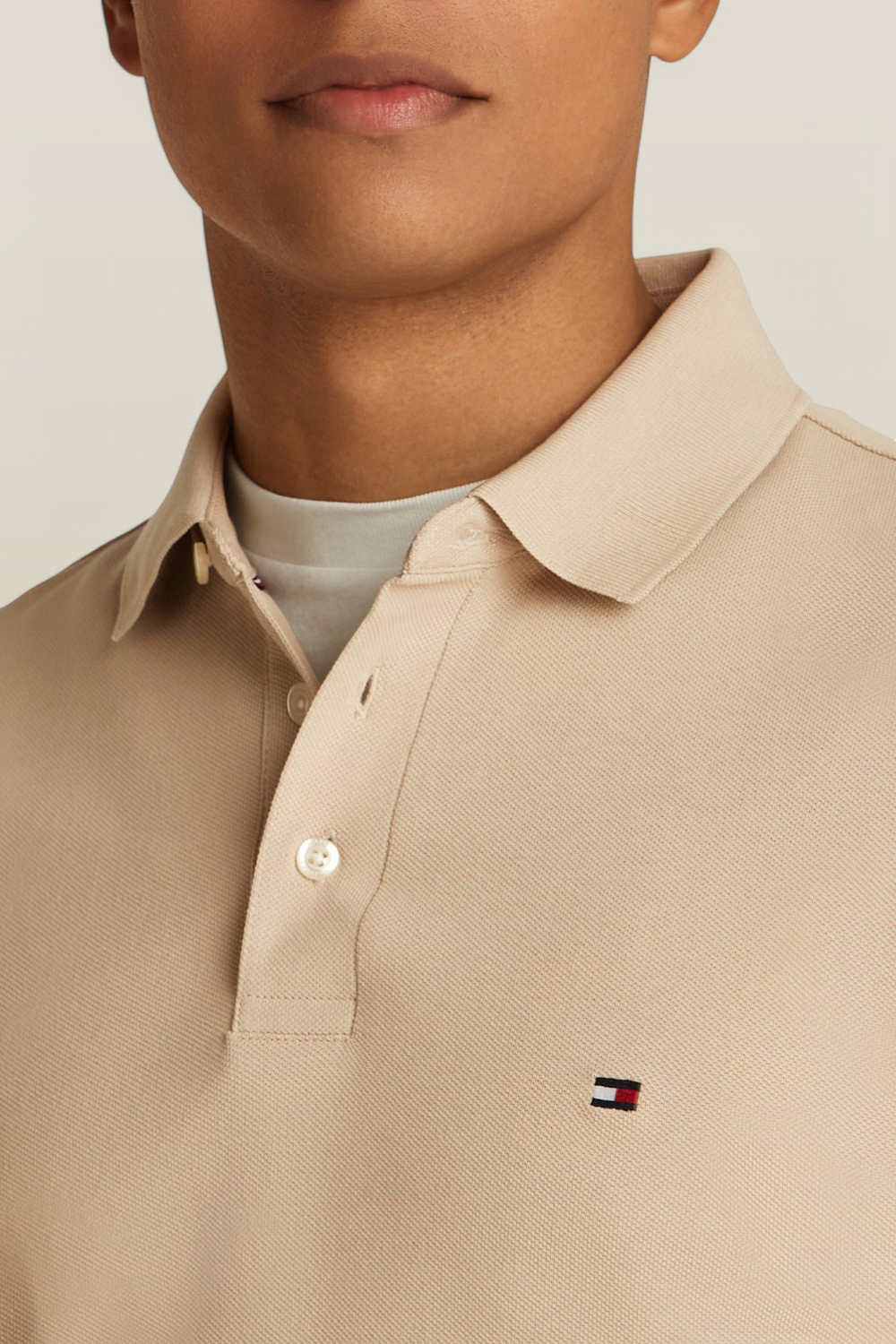 תמונת תקריב דוגמן של חולצת פולו סלים פיט 1985 TOMMY HILFIGER