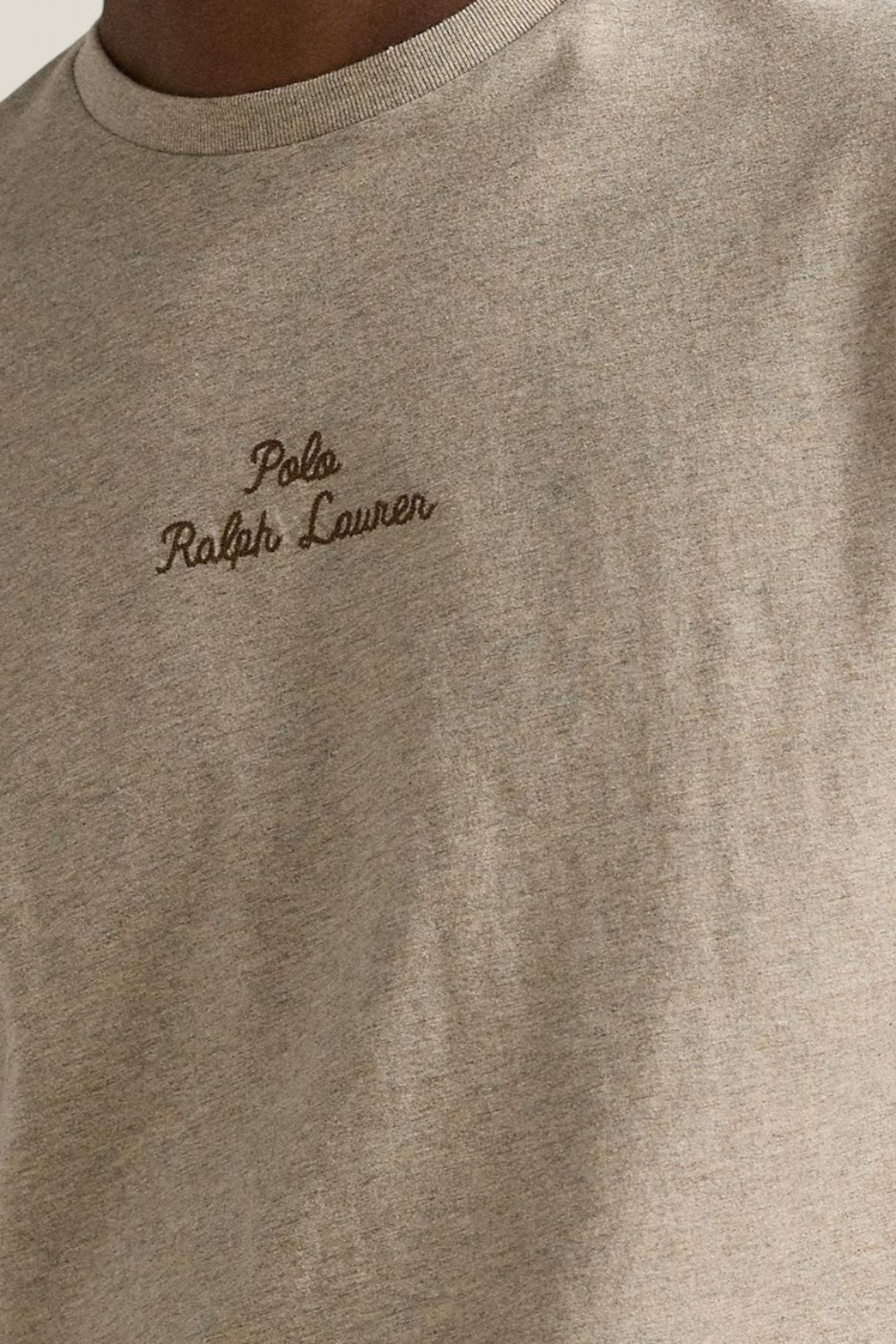 תמונת תקריב דוגמן של חולצת טי POLO RALPH LAUREN