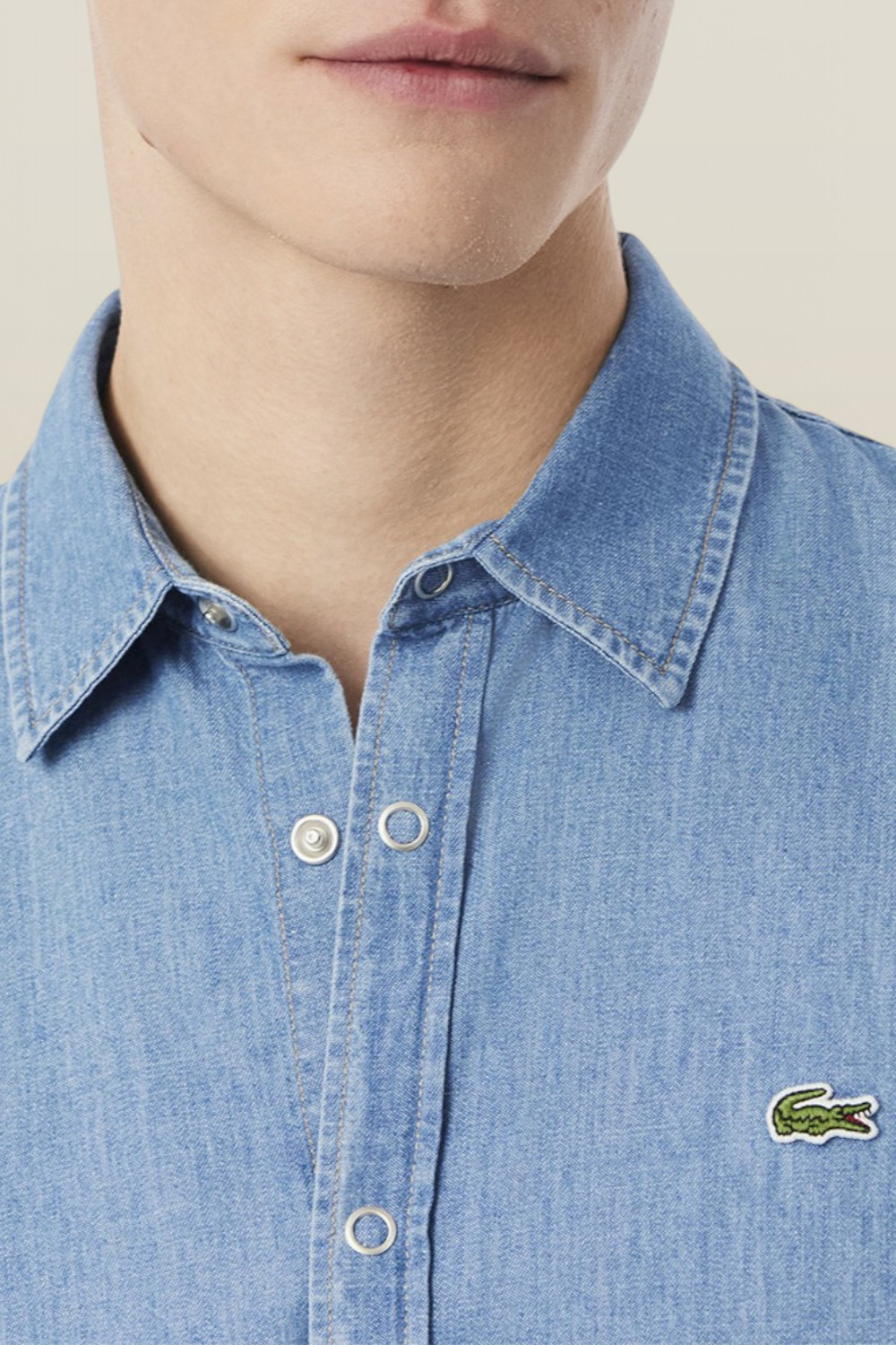 תמונת תקריב דוגמן של חולצה מכופתרת ג'ינס LACOSTE