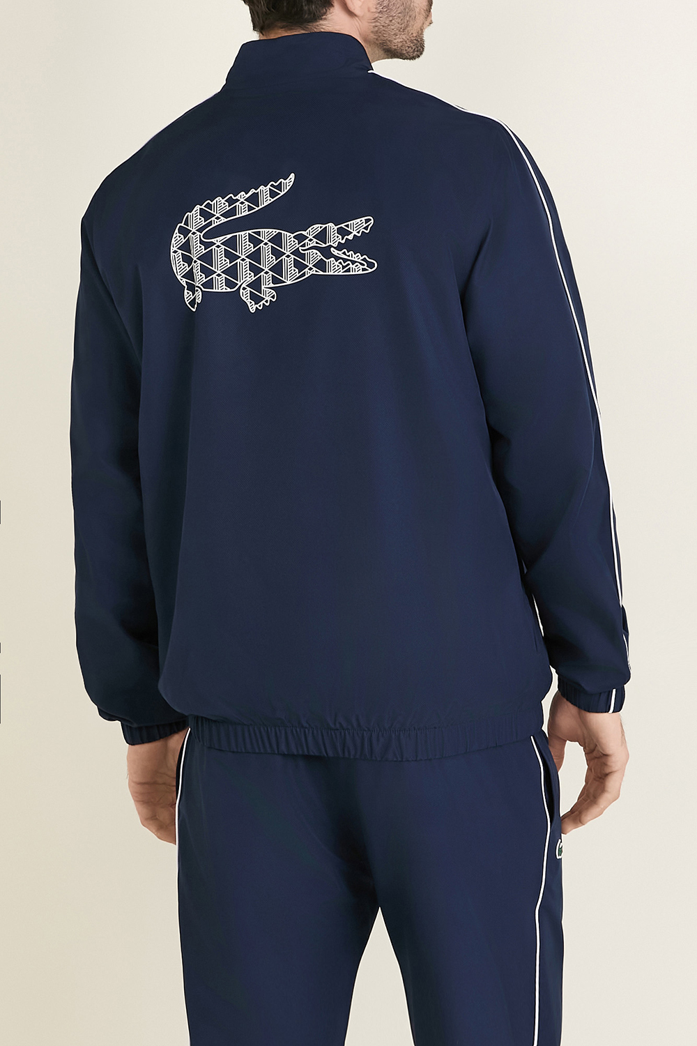 תמונת דוגמן אחורית של חליפת ג'וגר LACOSTE