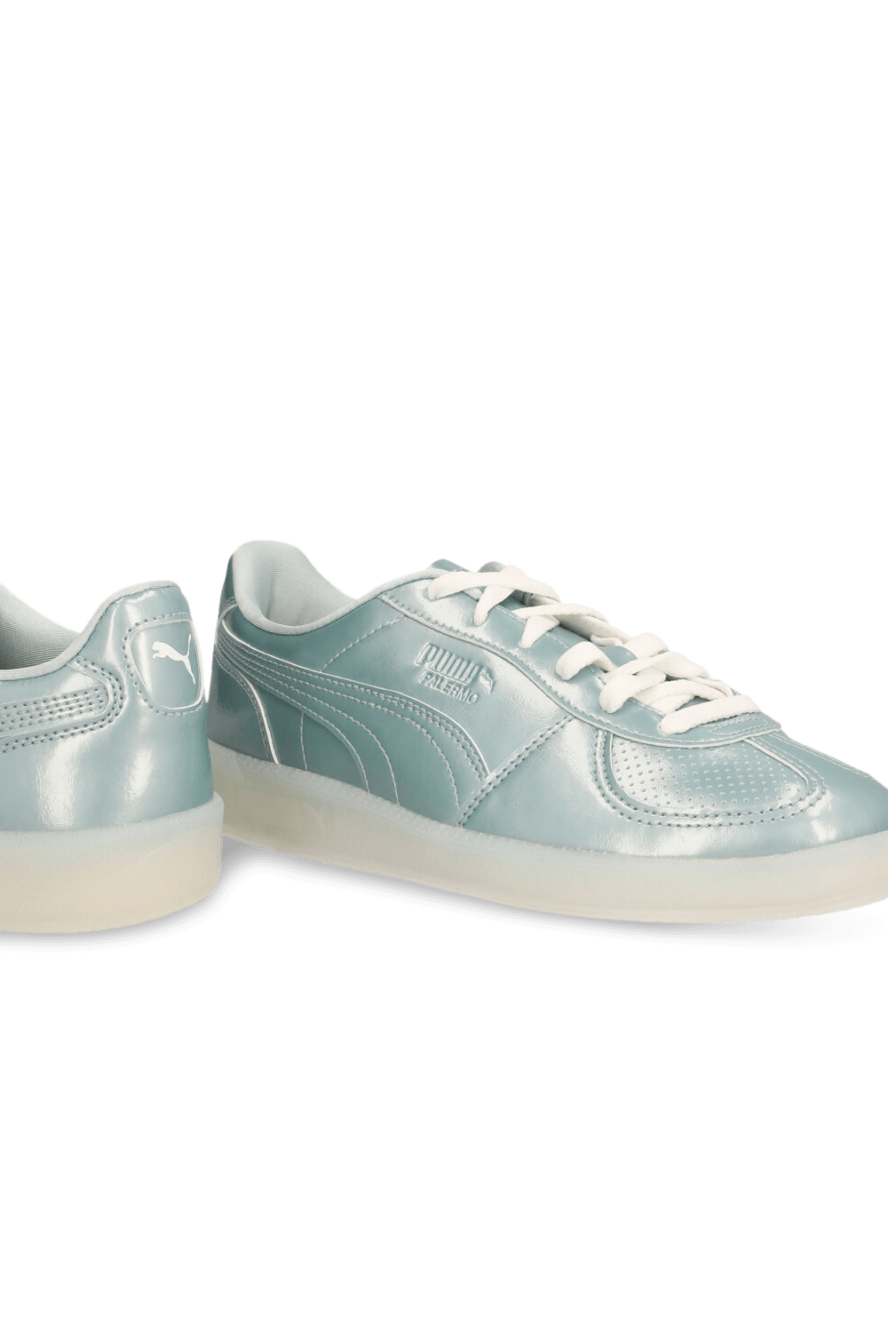 תמונת תקריב של נעלי סניקרס PUMA