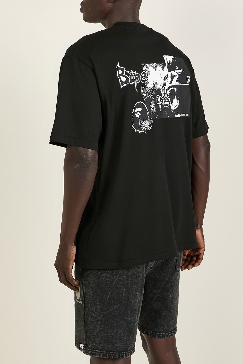 תמונת תקריב דוגמן של חולצת טי BAPE