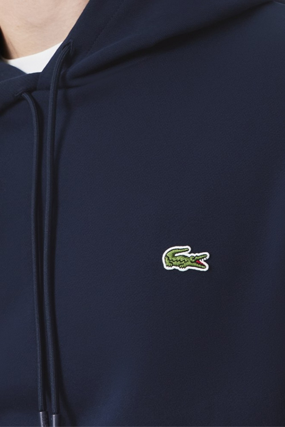 תמונת תקריב דוגמן של סווטשירט קפוצ'ון LACOSTE
