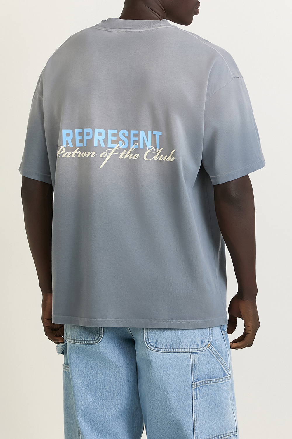 תמונת תקריב דוגמן של חולצת טי REPRESENT