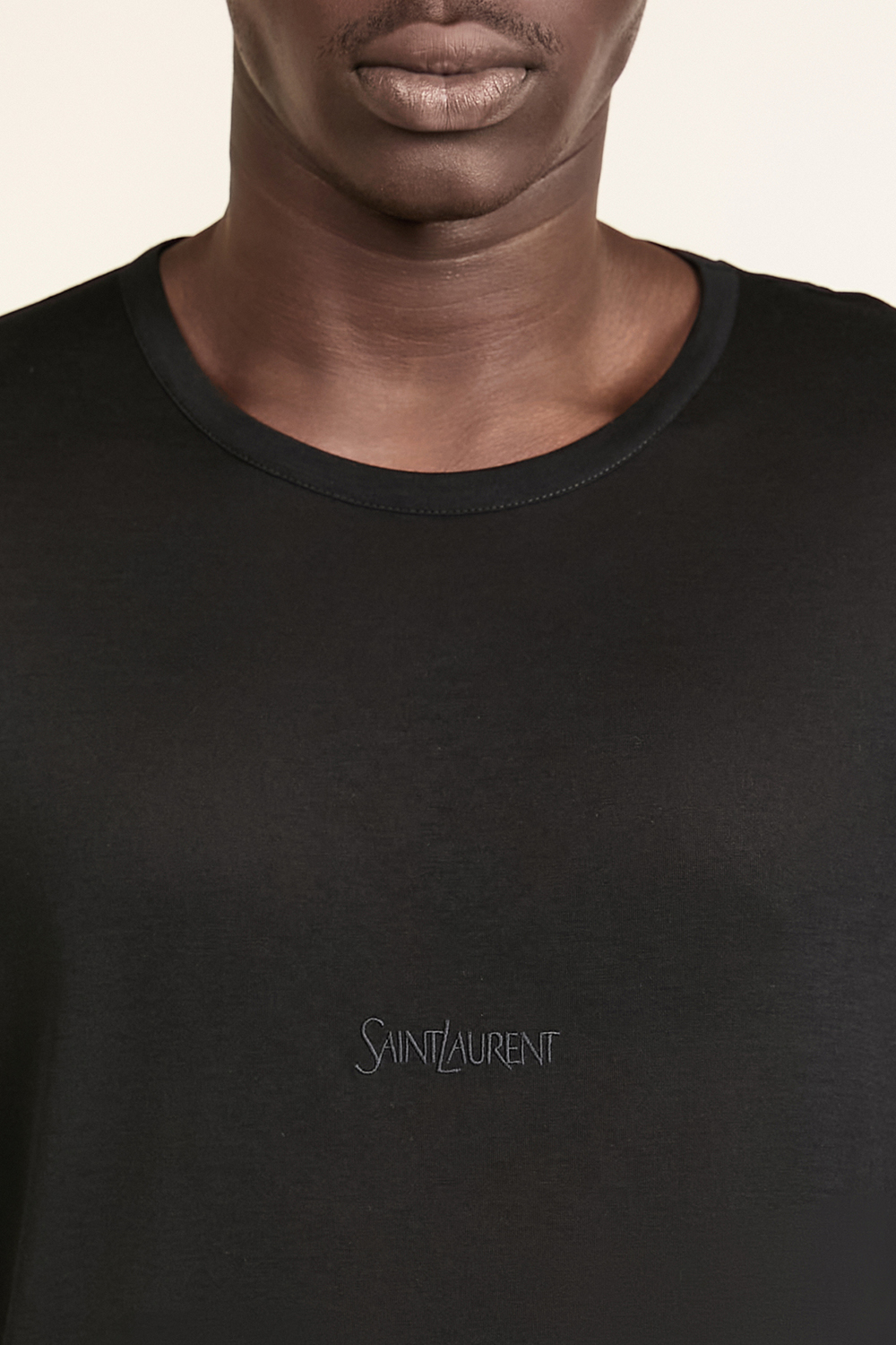 תמונת תקריב דוגמן של חולצת טי SAINT LAURENT