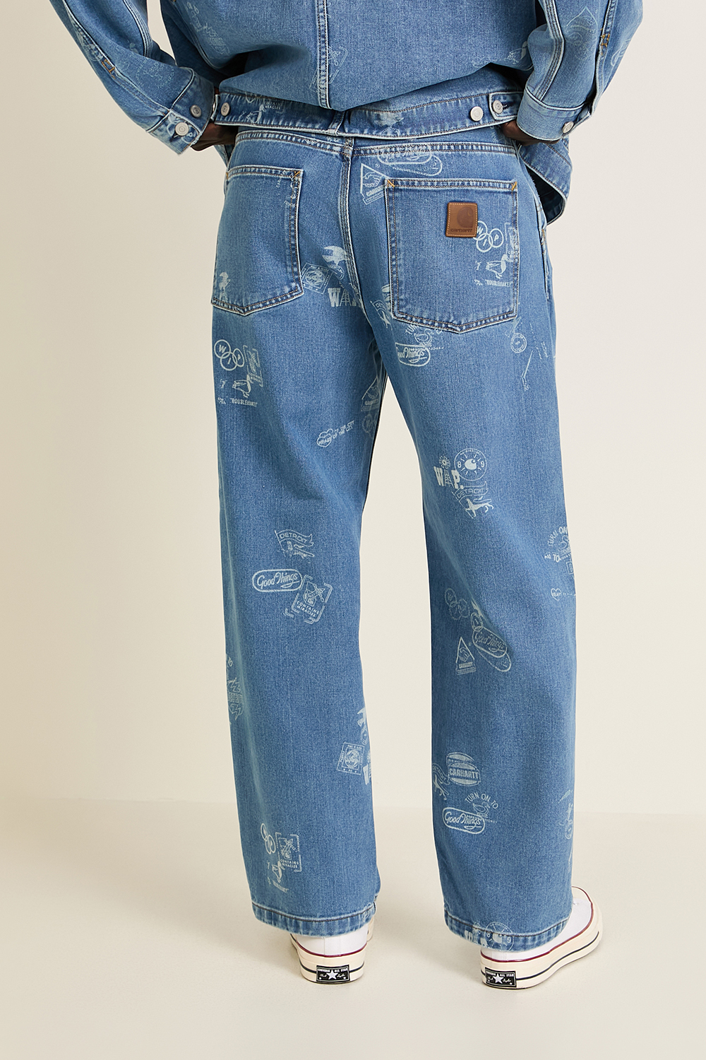 תמונת תקריב דוגמן של מכנסי ג'ינס חותמות CARHARTT WIP