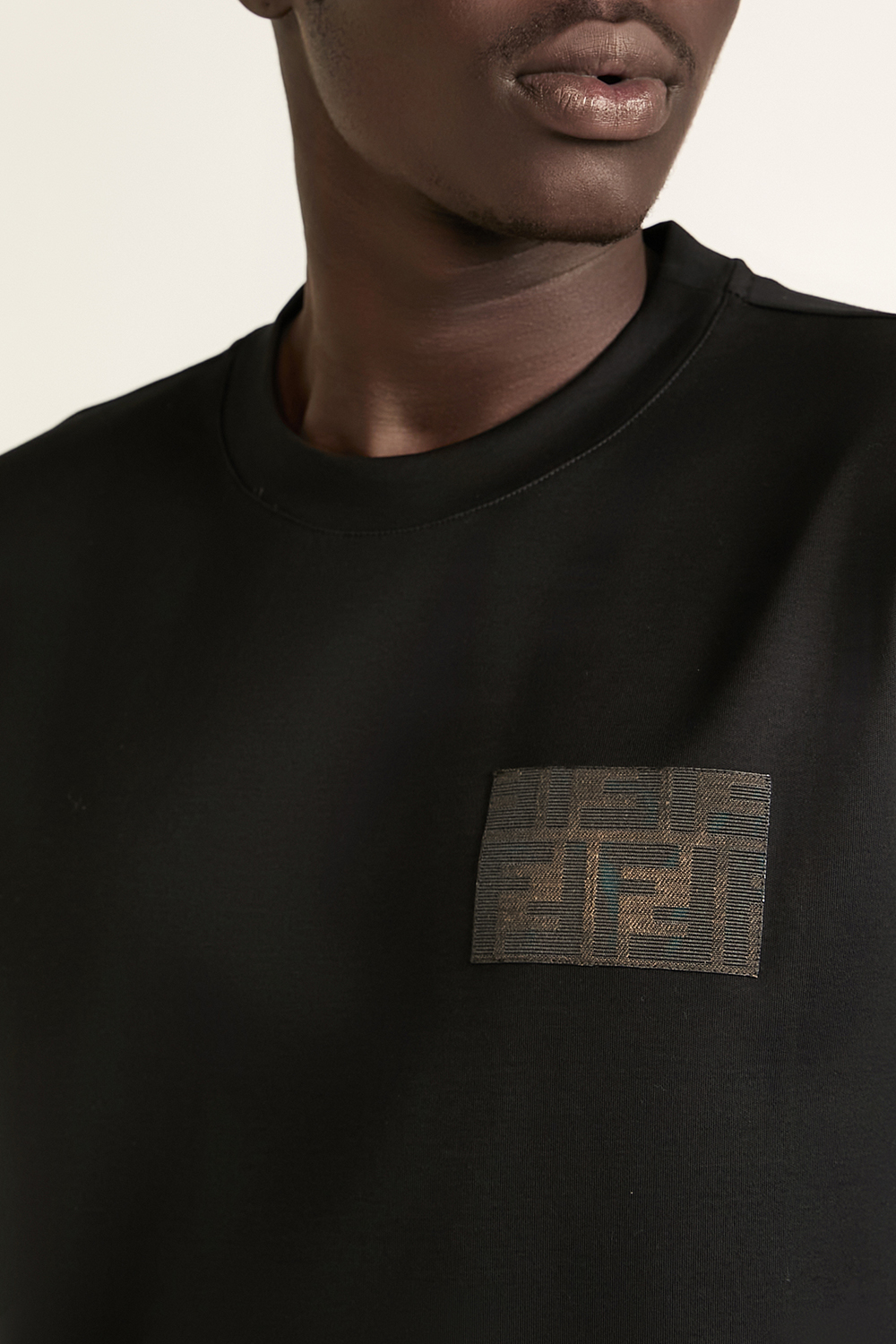 תמונת תקריב דוגמן של חולצת טי FENDI