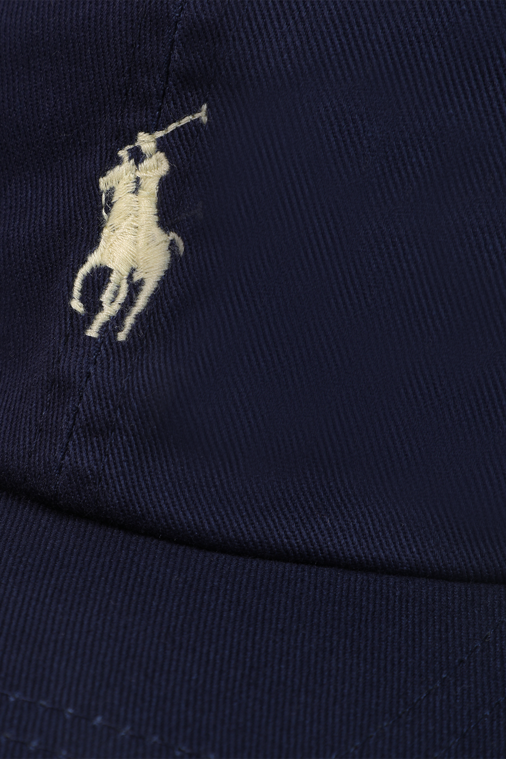 תמונת תקריב של כובע בייסבול עם לוגו רקום POLO RALPH LAUREN KIDS