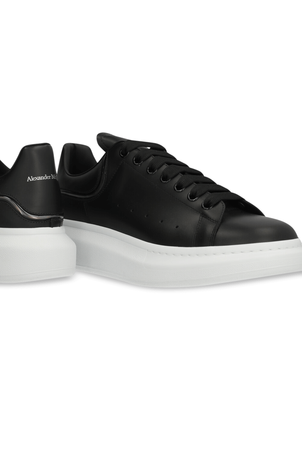 תמונת תקריב של נעלי סניקרס אוברסייסז ALEXANDER MCQUEEN