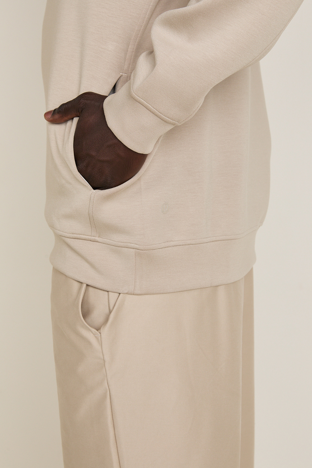 תמונת תקריב דוגמן של Smooth Spacer Classic-Fit Pullover Hoodie