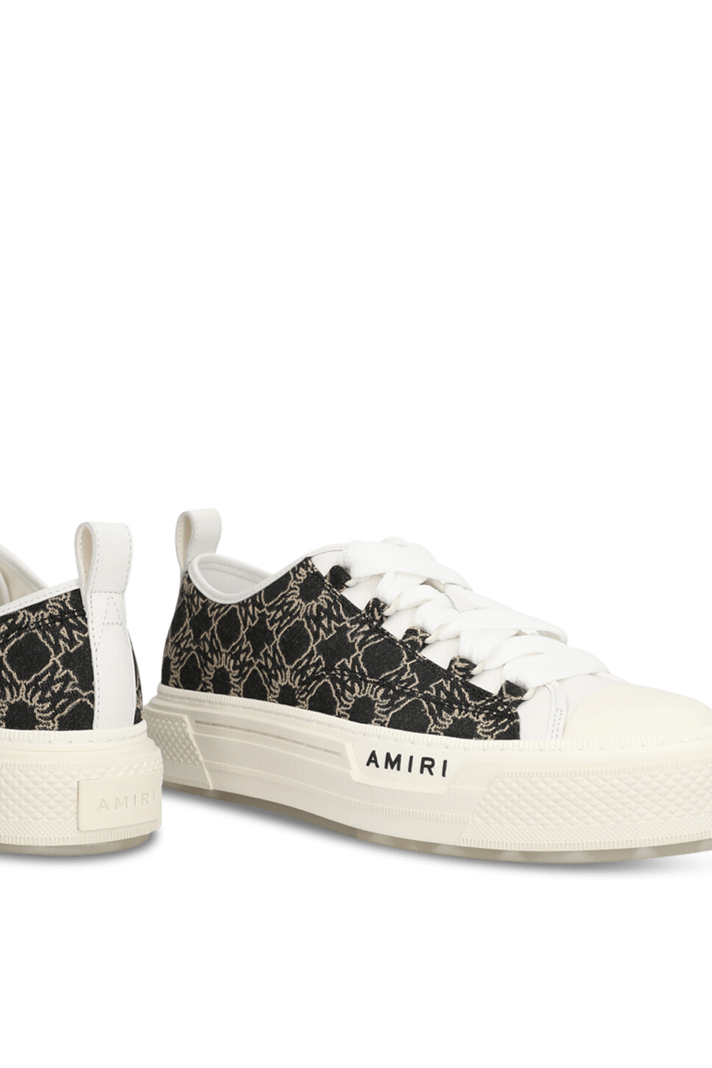 תמונת תקריב של סניקרס AMIRI