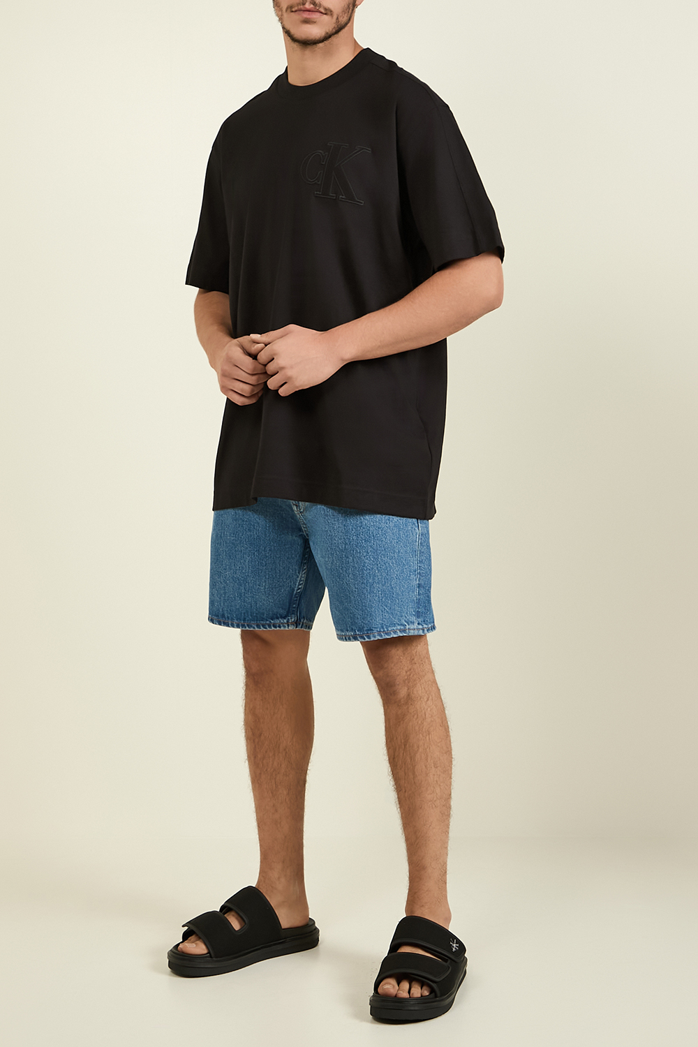 תמונת דוגמן קידמית של כפכפי סליידס CALVIN KLEIN