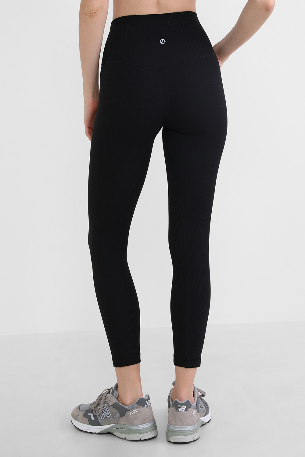 תמונת דוגמן אחורית של Align™ Ribbed High-Rise Crop 23