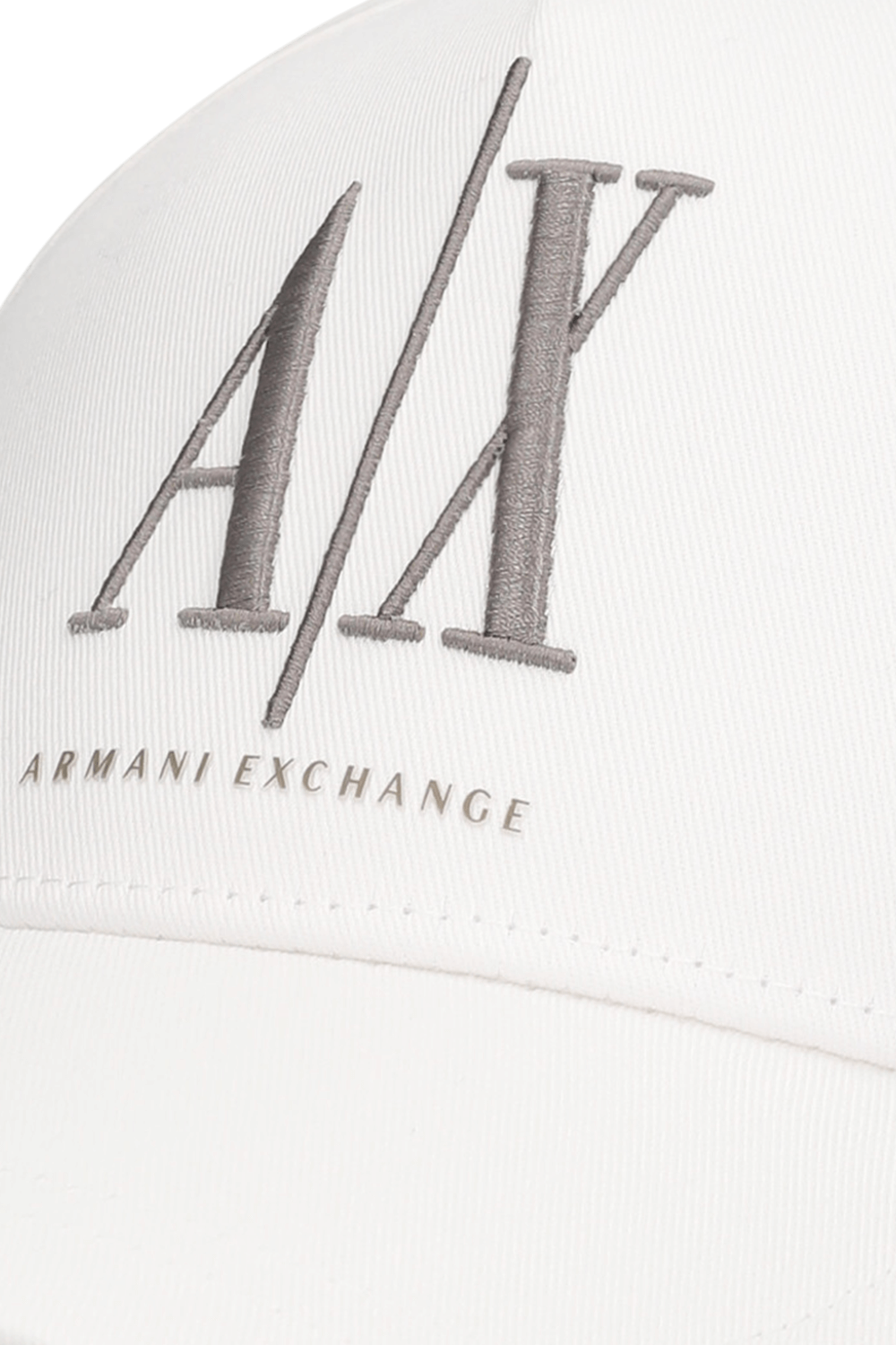 תמונת תקריב של כובע מצחייה ARMANI EXCHANGE