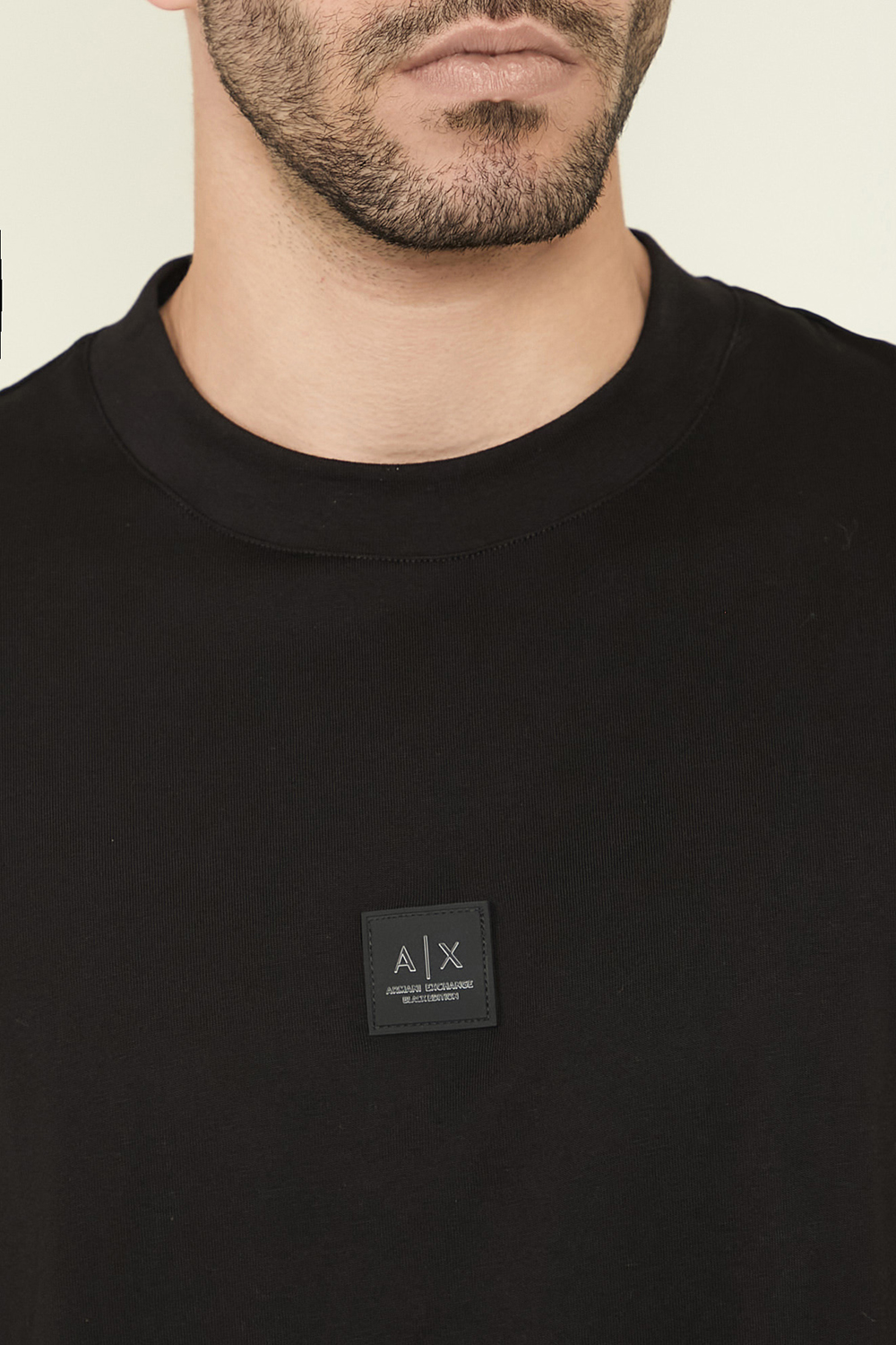 תמונת תקריב דוגמן של חולצת טי ARMANI EXCHANGE
