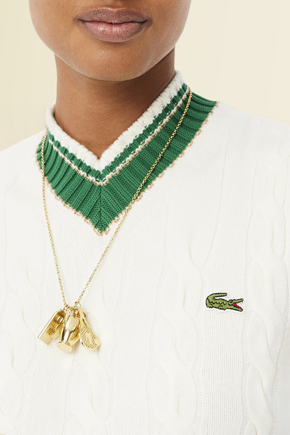 תמונת תקריב דוגמן של אפודת צמר LACOSTE