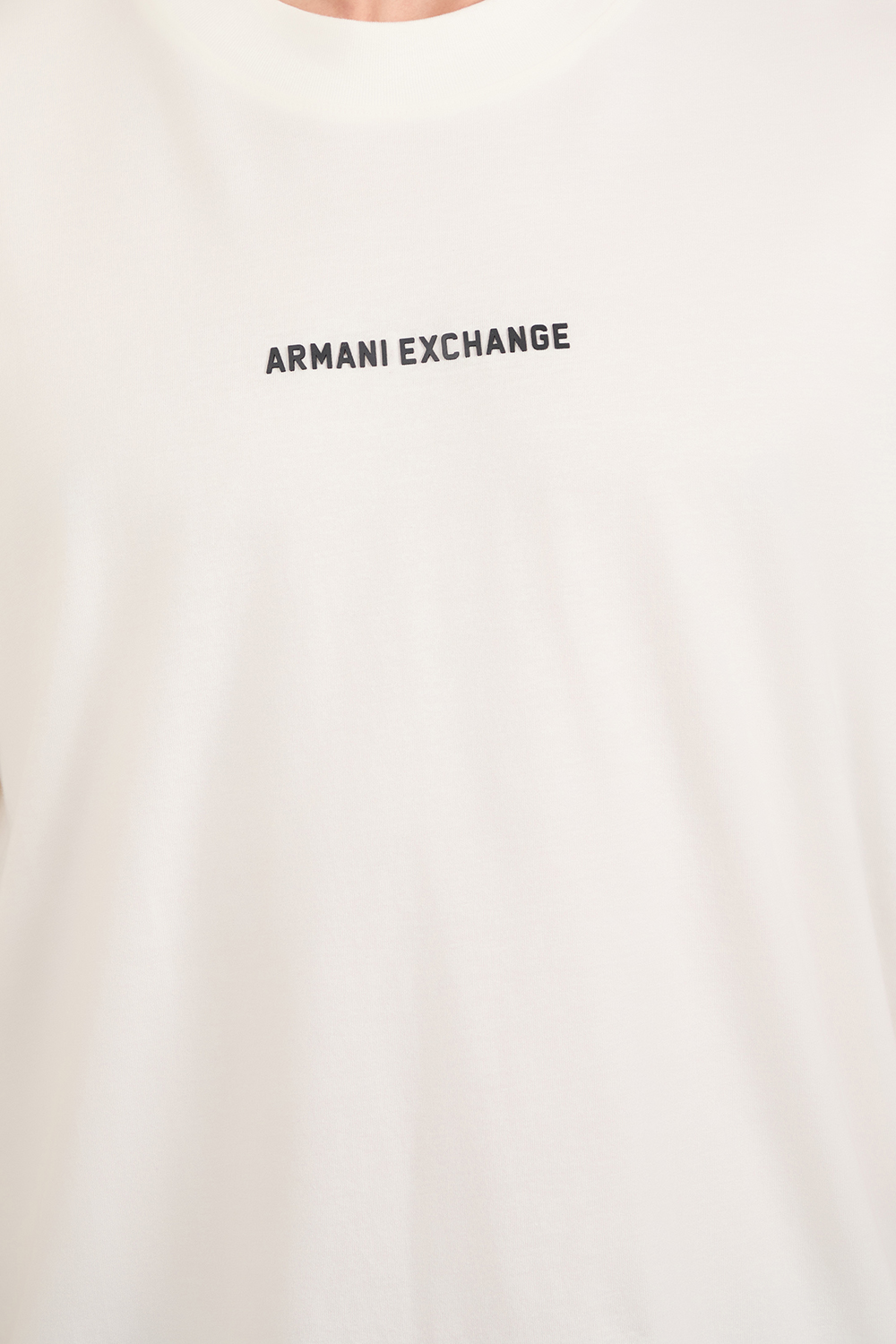 תמונת תקריב דוגמן של חולצת טי ARMANI EXCHANGE