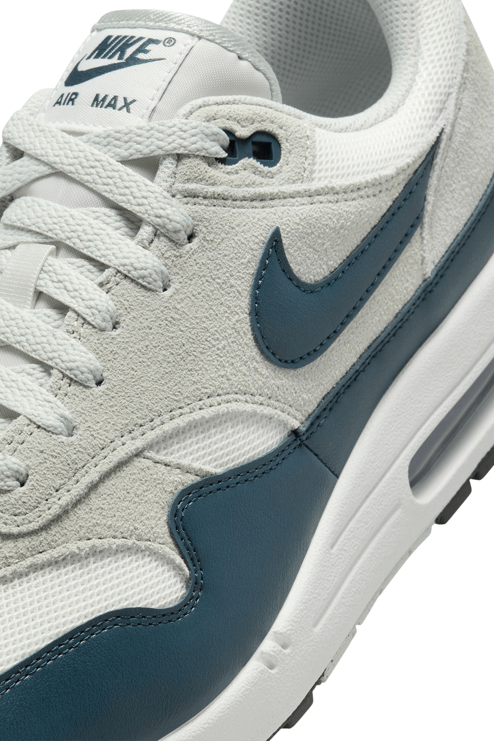 תמונת תקריב של נעלי סניקרס אייר מקס 1 NIKE