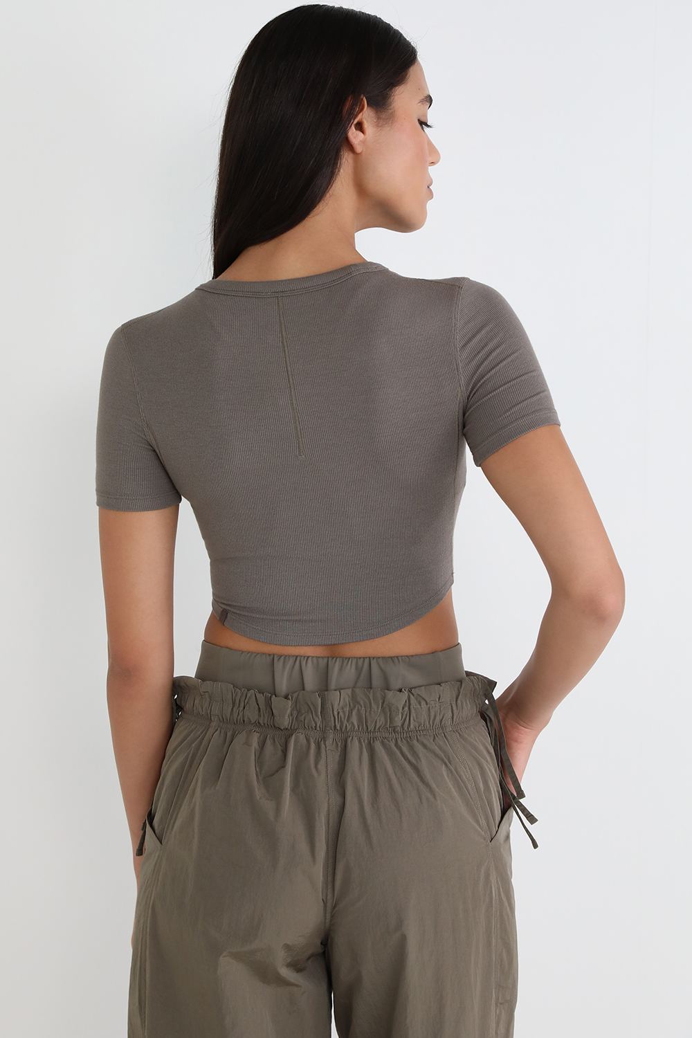 תמונת דוגמן אחורית של Hold Tight Cropped T-Shirt