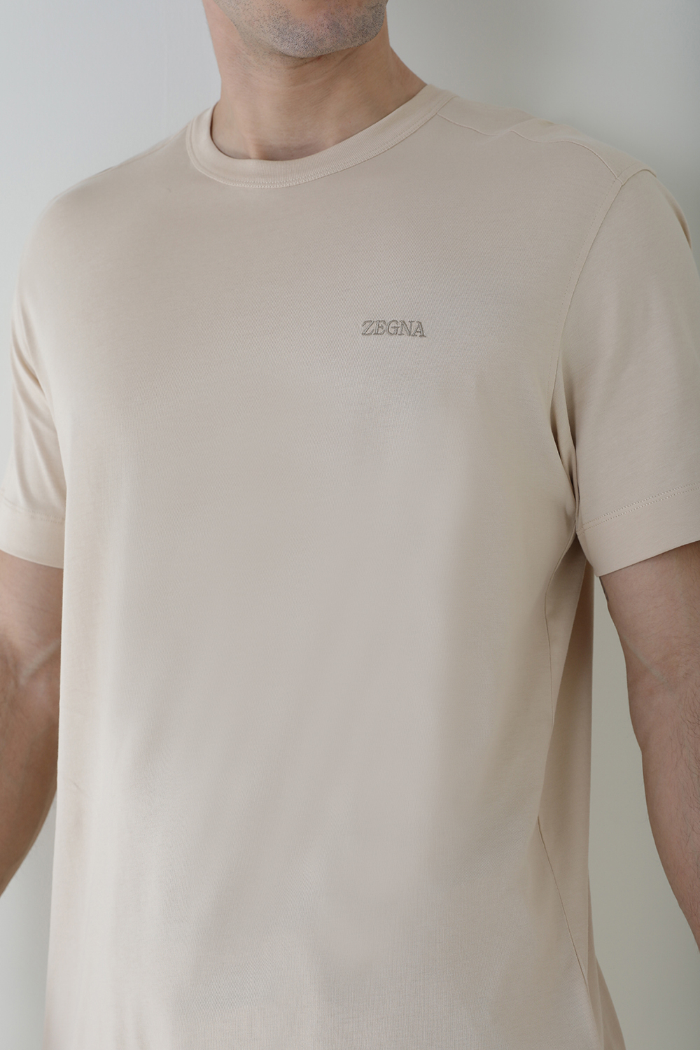 תמונת תקריב דוגמן של חולצת טי ZEGNA