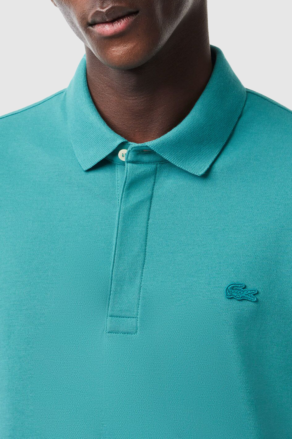 תמונת תקריב דוגמן של חולצת פולו קצרה LACOSTE