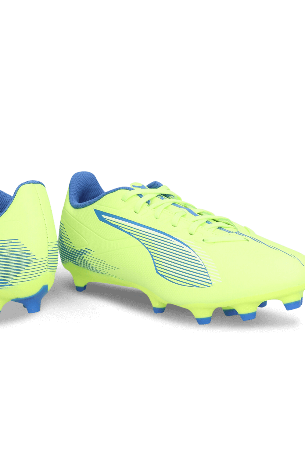 תמונת תקריב של נעלי כדורגל אולטרה 5 פליי PUMA