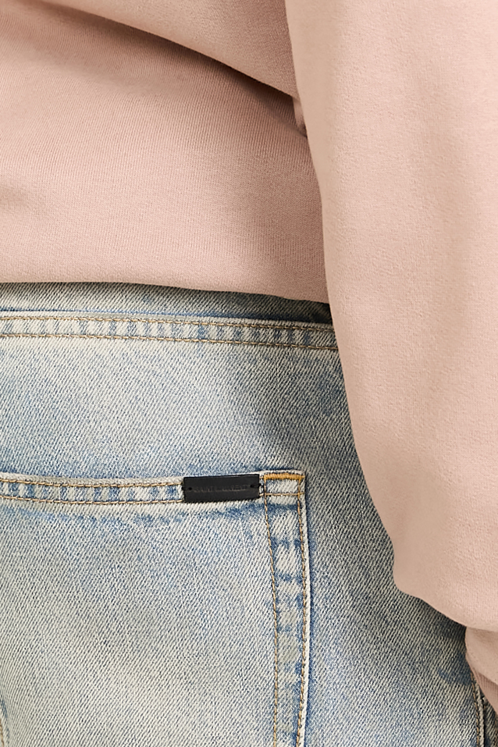 תמונת תקריב דוגמן של מכנסי ג'ינס SAINT LAURENT