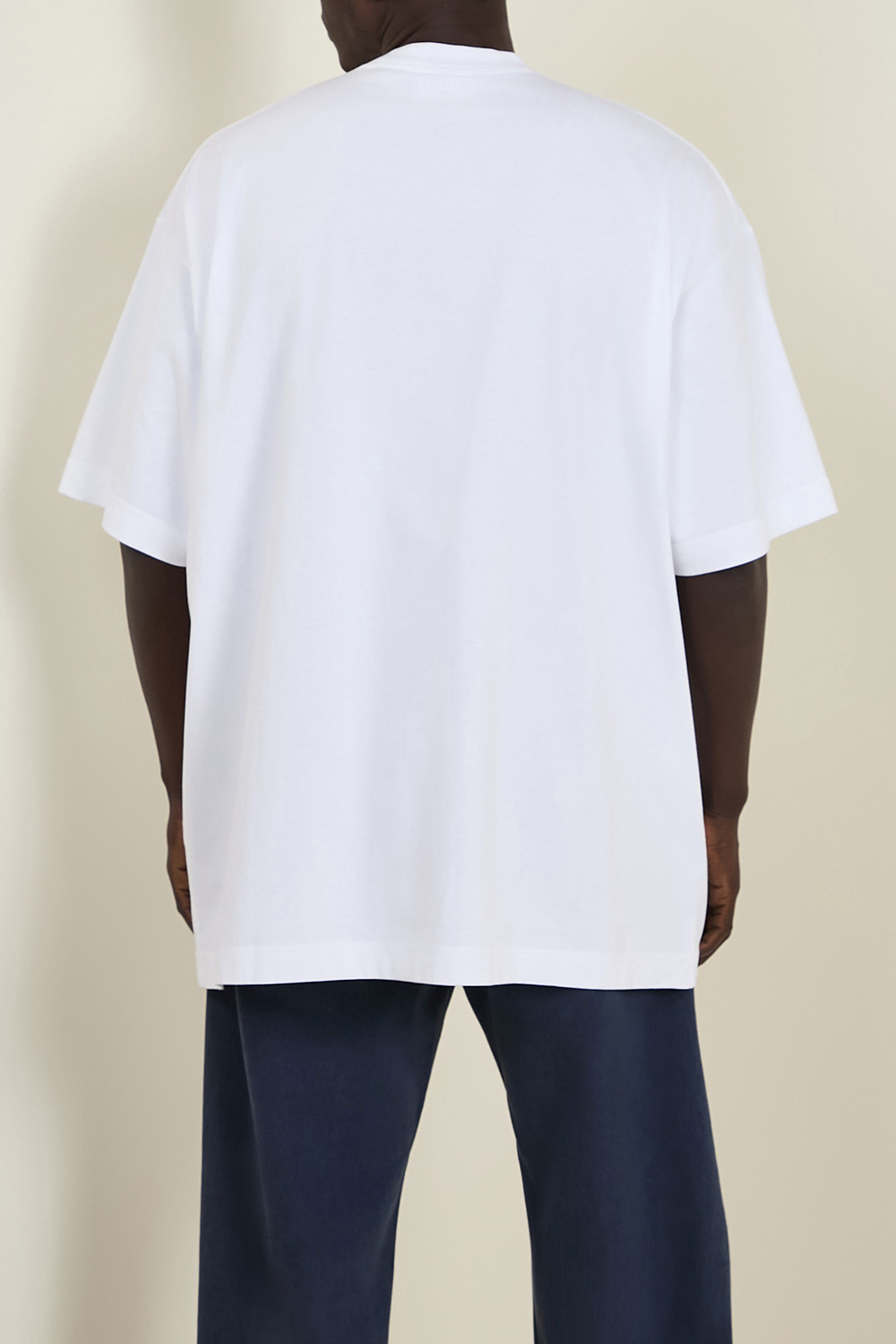 תמונת תקריב דוגמן של חולצת טי אוברסייז VETEMENTS