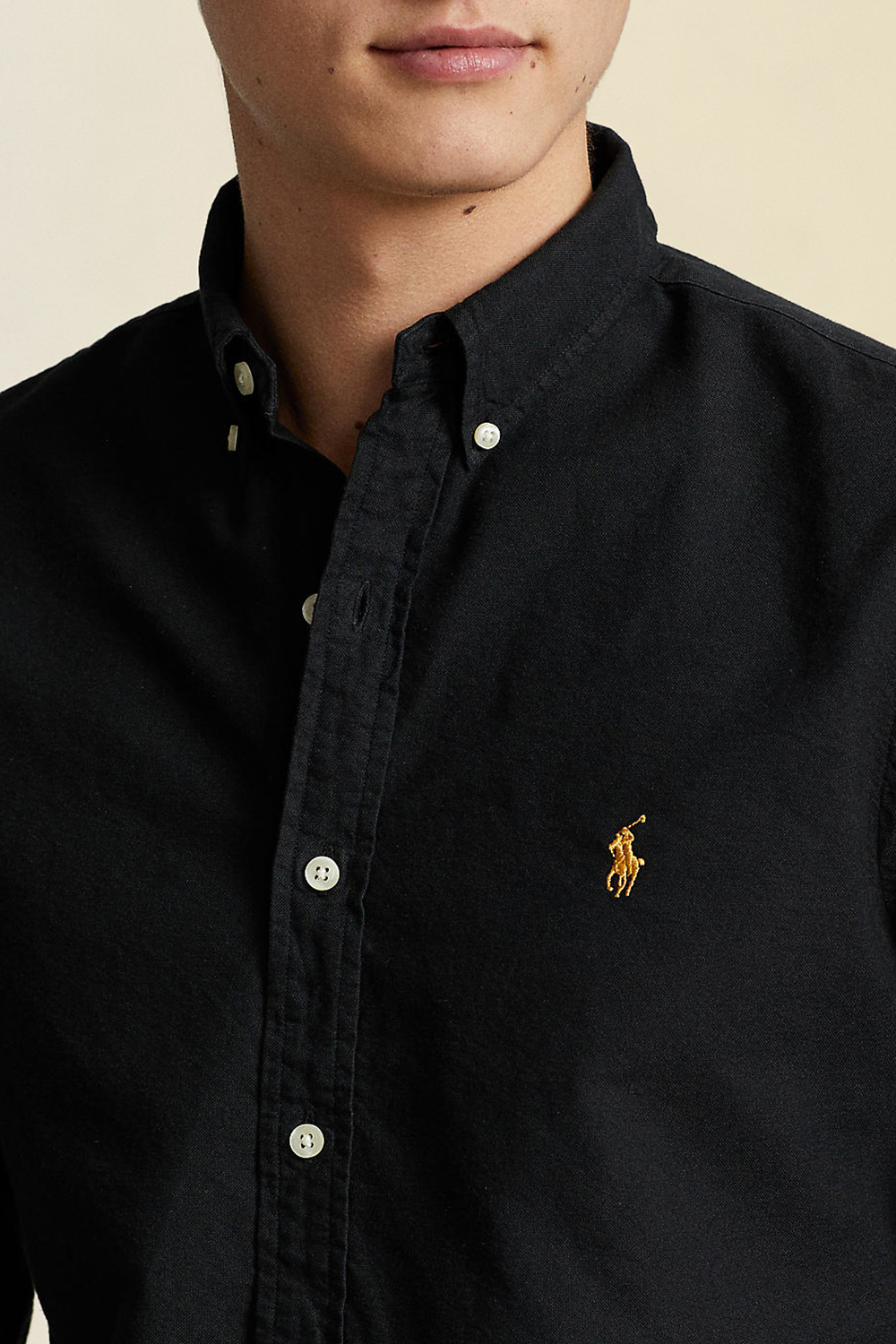 תמונת תקריב דוגמן של חולצה מכופתרת סלים פיט POLO RALPH LAUREN