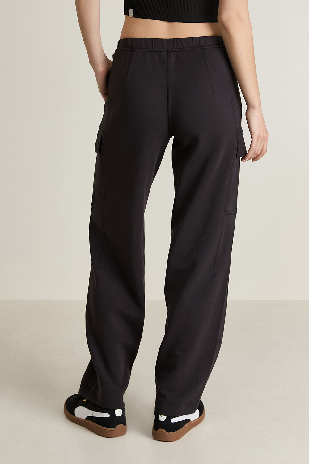 תמונת דוגמן אחורית של Cotton-Blend Double-Knit MR Cargo Pant LULULEMON