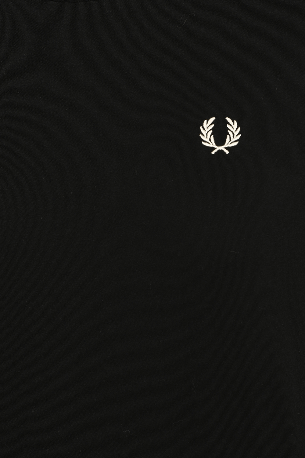 תמונה אחורית של חולצת טי עם לוגו רקום FRED PERRY