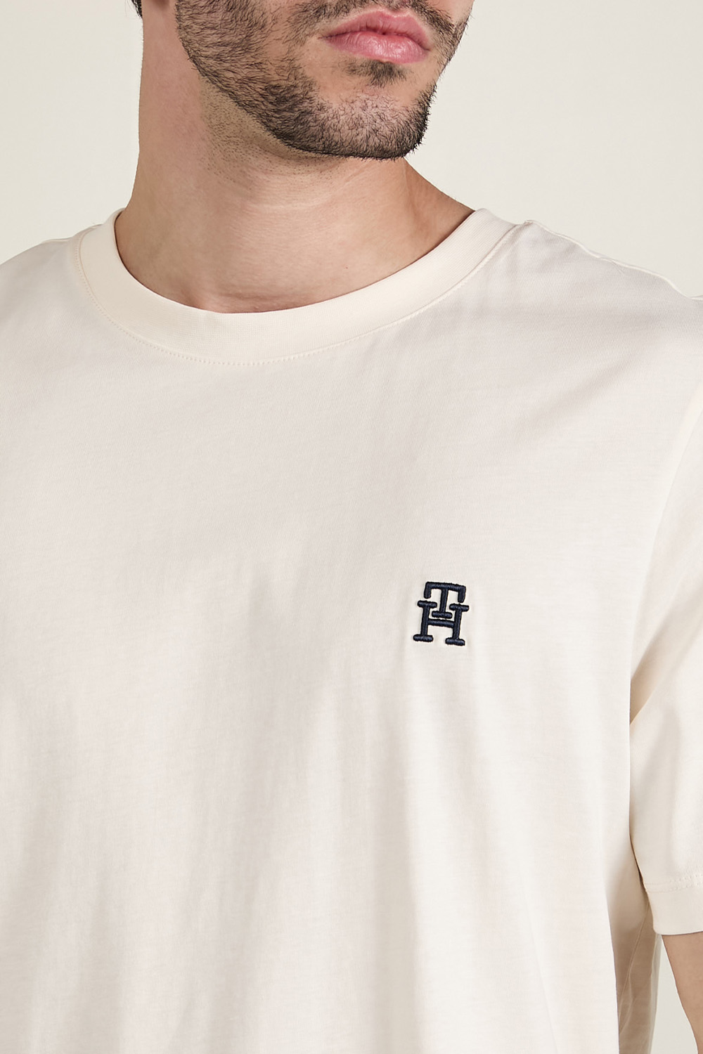 תמונת תקריב דוגמן של חולצת טי TOMMY HILFIGER