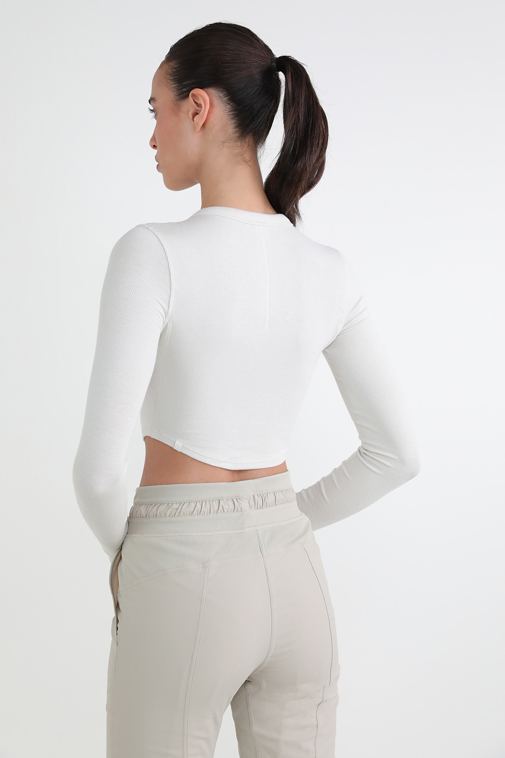 תמונת דוגמן אחורית של Hold Tight Cropped Long Sleeve