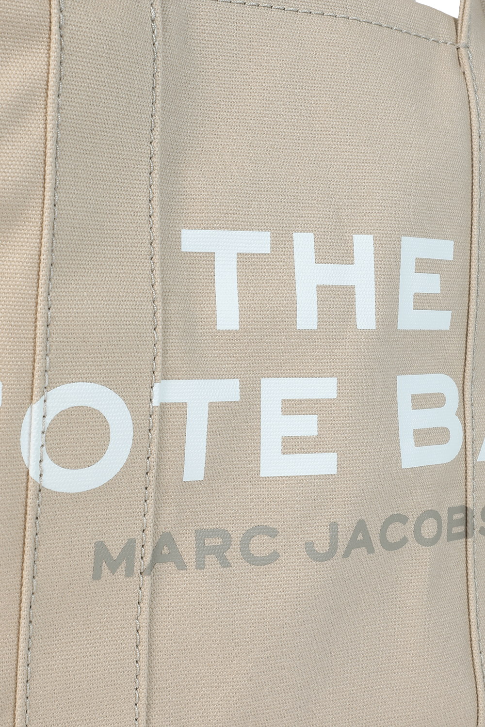 תמונת תקריב של תיק טוט לארג' MARC JACOBS