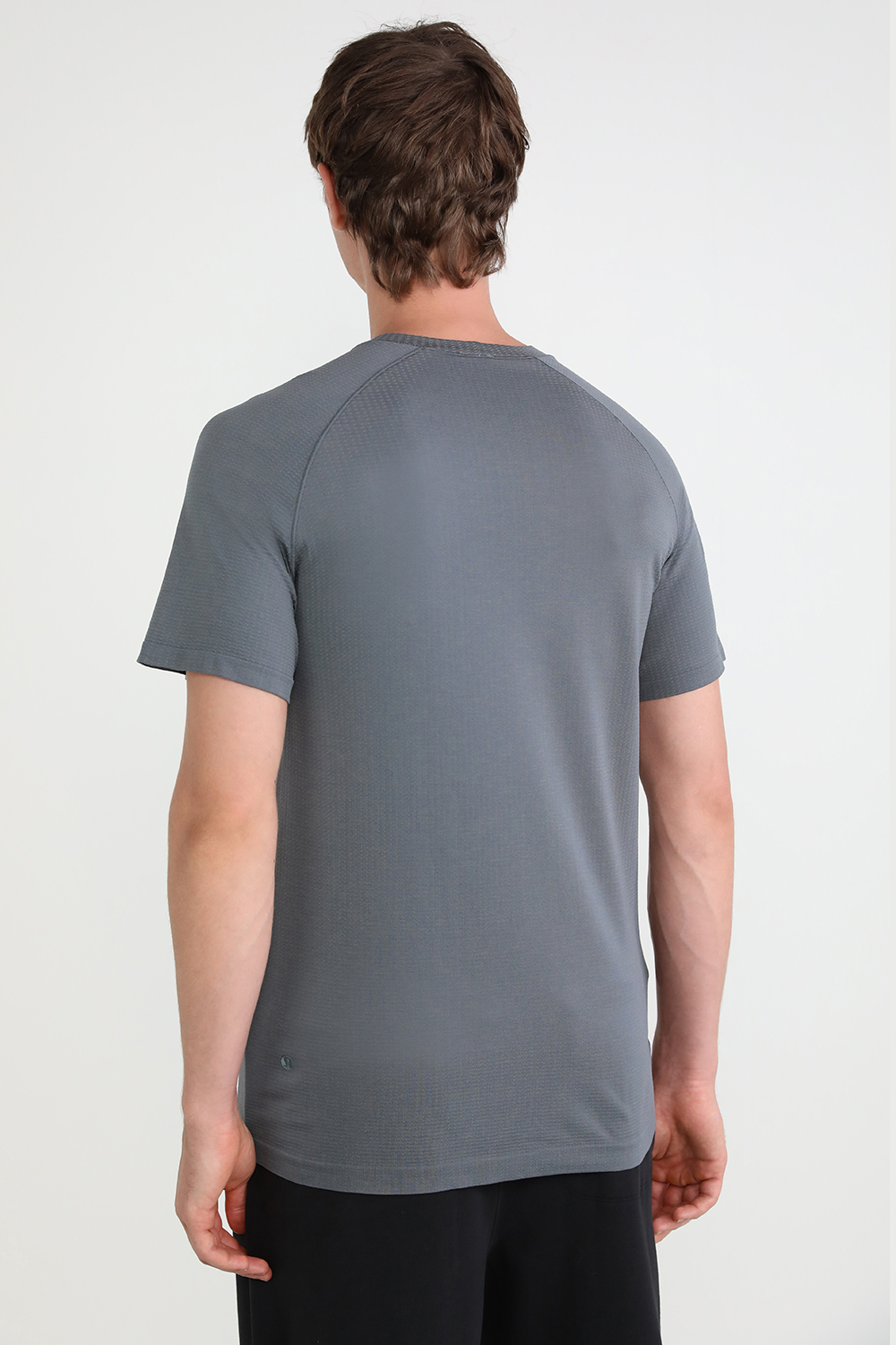 תמונת דוגמן אחורית של Metal Vent Tech Short Sleeve